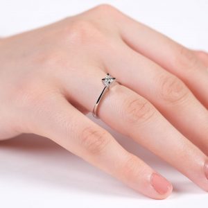 0.37 Carat F-VS2 Solitaire Diamond Ring 18K Gold
