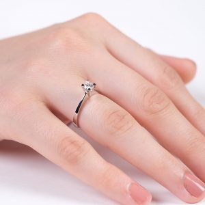 0.31 Carat F-SI1 Solitaire Diamond Ring 18K Gold