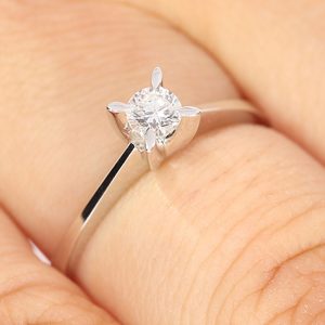 0.23 Carat E-SI1 Solitaire Diamond Ring 18K Gold