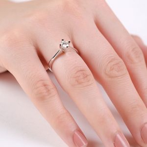 0.40 Carat H-VS1 Solitaire Diamond Ring 18K Gold