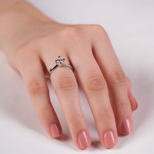 8 Ayar Swarovski Taşlı Tektaş Altın Yüzük