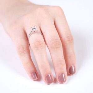 8 Ayar Swarovski Taşlı Tektaş Altın Yüzük